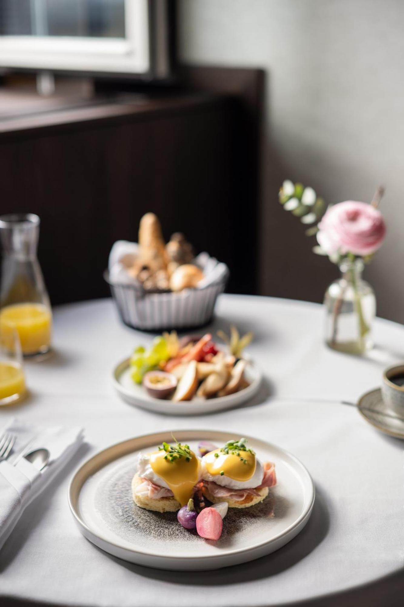 Almanac Palais Vienna Hotel Exterior foto A breakfast table