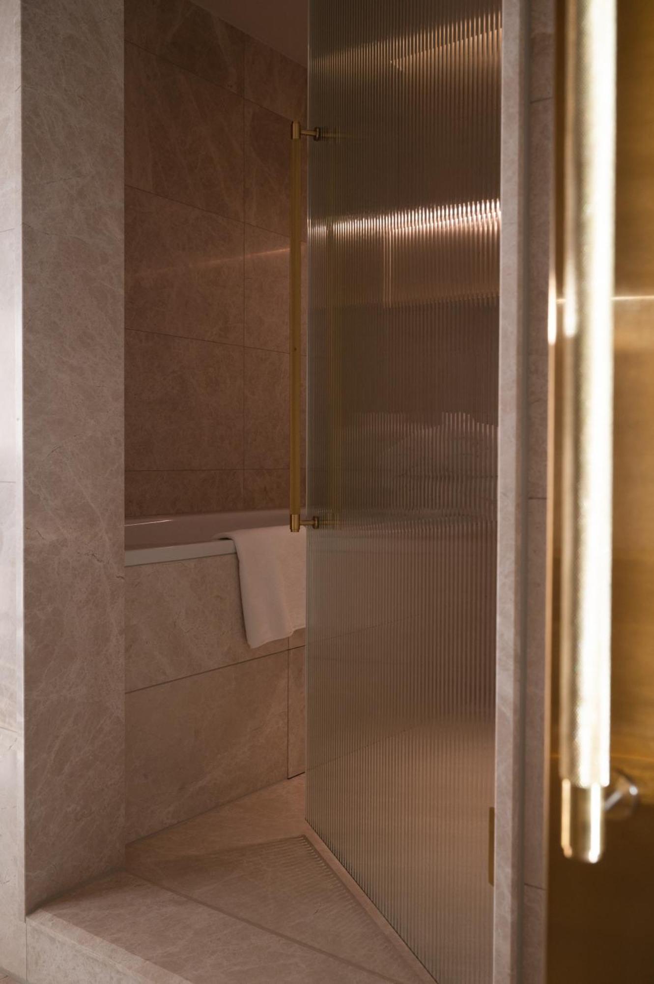 Almanac Palais Vienna Hotel Quarto foto A shower door